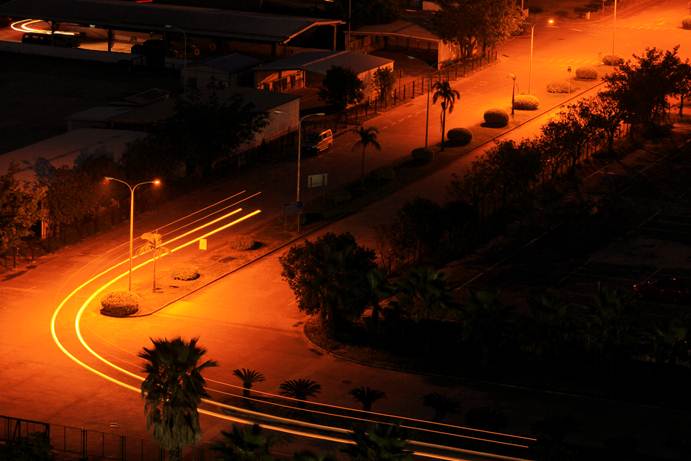 1503019489313552.jpg 【潘利輝】向著光亮的地方:每當夜幕將要降臨,伴隨著起起伏伏的鳴笛聲,完成一天工作的東南人開開心心的下班。可仍有一些兄弟,在不辭辛苦的工作,他們在為第二天生產準備物料。他們的物料車,趁在廠里昏黃的路燈下,能夠畫出一道美麗的弧線。此作品也象征著,在頑強拼搏的東南人不懈努力下,公司會繼續不斷進步,向著光亮的地方前進。