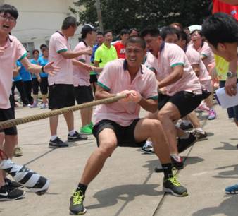 1589447382205431.jpg 參加金龍汽車集團第四屆職工運動會拔河比賽.JPG