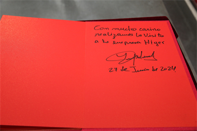 1719885088767481.jpg 博魯阿爾特為蘇州金龍簽名,上寫:“滿懷愛意參觀蘇州金龍海格”.jpg