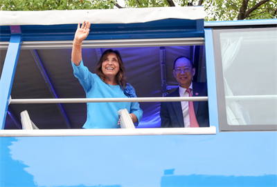 1719885108602219.jpg 黃書平(右)陪同博魯阿爾特(左)體驗海格雙層巴士.jpg