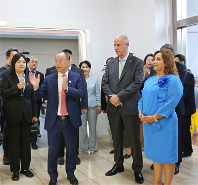 1719885031330098.jpg 黃書平(左二)向博魯阿爾特(右一)介紹蘇州金龍發展情況.jpg