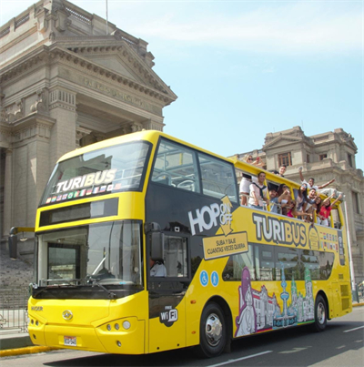 1719885060166063.jpg 行駛在秘魯總統府大街上的海格雙層觀光巴士.jpg