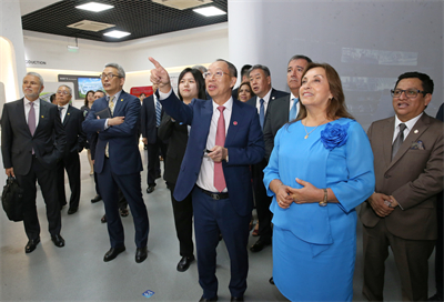 1719885048871918.jpg 黃書平(右三)向博魯阿爾特(右二)介紹海格在秘魯運營情況.jpg