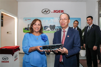 1719885076132757.jpg 黃書平(右)向博魯阿爾特(左)贈送海格車模.jpg