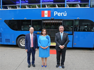 1719885190498108.jpg 黃書平(左)、博魯阿爾特(中)、秘魯交通和通訊部長佩雷斯(右)在海格雙層巴士前合影.jpg