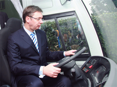 1715658460515465.jpg 塞爾維亞總理武契奇體驗海格客車駕駛區.jpg