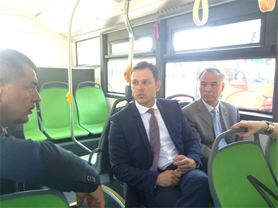 1715658521929571.jpg 辛尼薩與李滿長試乘蘇州金龍超級電容車.jpg