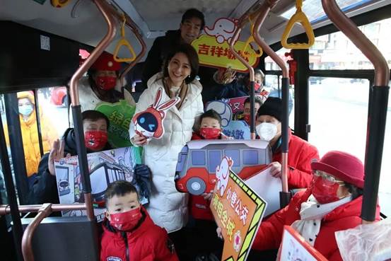 1676446827968947.jpg 3 濟南公交“綠色出行宣傳大使”海沫和市民代表乘坐小巷公交