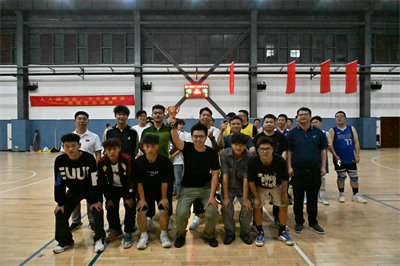 1718863388767336.jpg 5、黨委副書記宋世民為季軍豪華車分工會頒獎.jpg