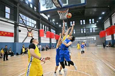 1718863330917619.jpg 2、球員比賽中激烈拼搶.jpg