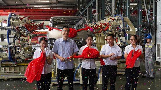 1675846616621769.jpg 1 金旅海外銷售公司總經理安敏為埃及KD項目夾具發運儀式剪彩(左二)