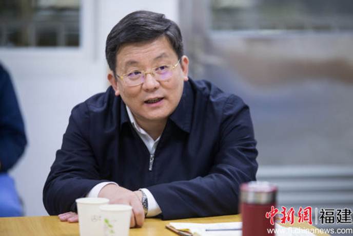 1511934129759647.jpg 說明: 福汽集團黨組書記、董事長黃莼在福建奔馳汽車有限公司宣講時強調,要將十九大精神貫徹到工作中,推出更多、更好、更優質的產品,為建設新福建作出貢獻。李南軒 攝