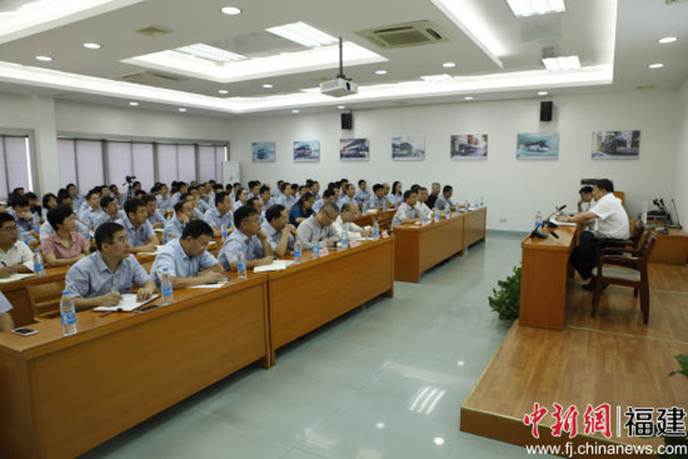 1511934173718812.jpg 說明: 黃莼在廈門的金旅客車第一黨支部,為全體黨員專題宣講十九大精神。