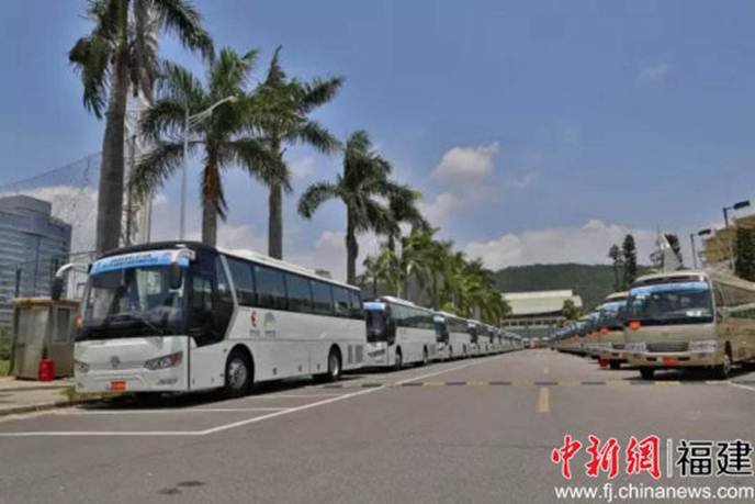 1511934182243045.jpg 說明: 黃莼在宣講中號召員工積極實施新能源汽車戰略,全力以赴推進趕超發展。圖為該集團400多輛新能源金龍客車被指定接待用車服務今年9月的金磚國家廈門會晤