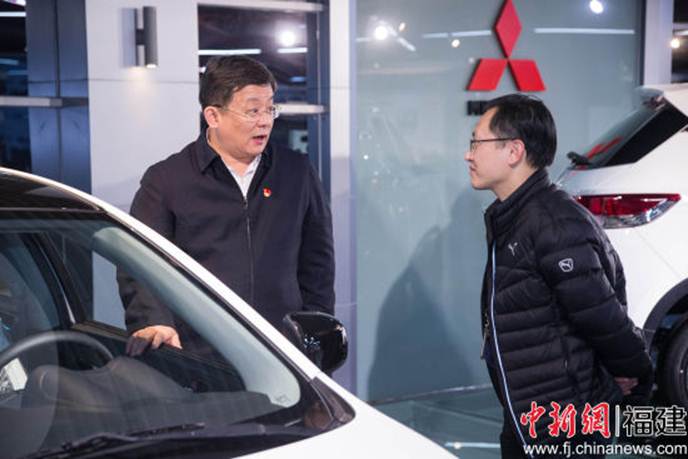 1511934159204623.jpg 說明: 黃莼在東南汽車車間現場回答員工提問,深入淺出宣講十九大報告。。李南軒 攝