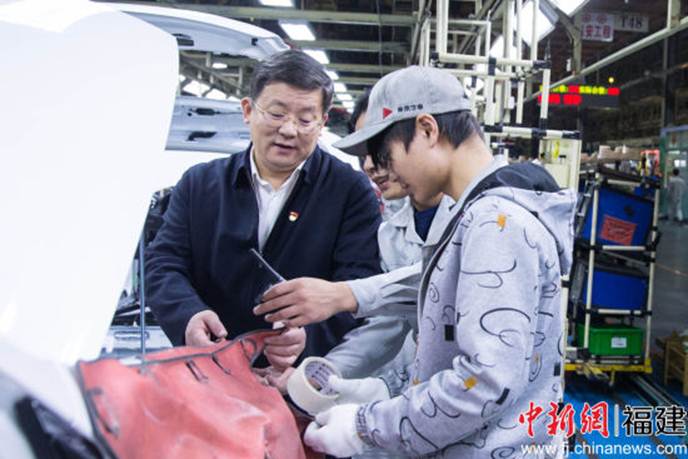 1511934166520692.jpg 說明: 在宣講互動的過程中,黃莼勉勵基層員工爭先向上,為建設新福建貢獻力量。李南軒 攝