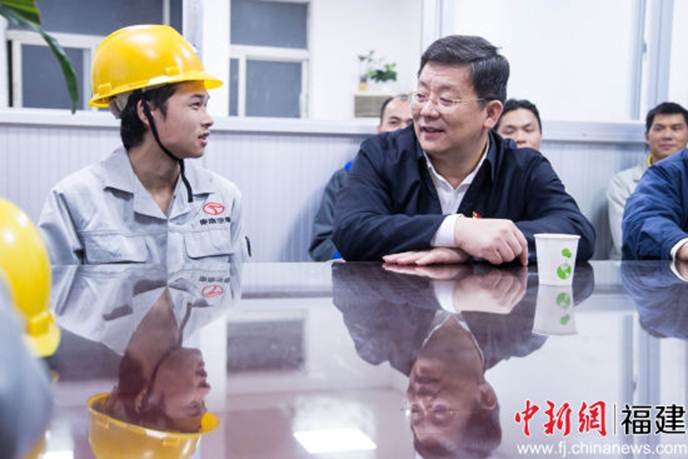 1511934144982927.jpg 說明: 黃莼(右二)深入東南汽車向干部員工面對面宣講黨的十九大精神。李南軒 攝