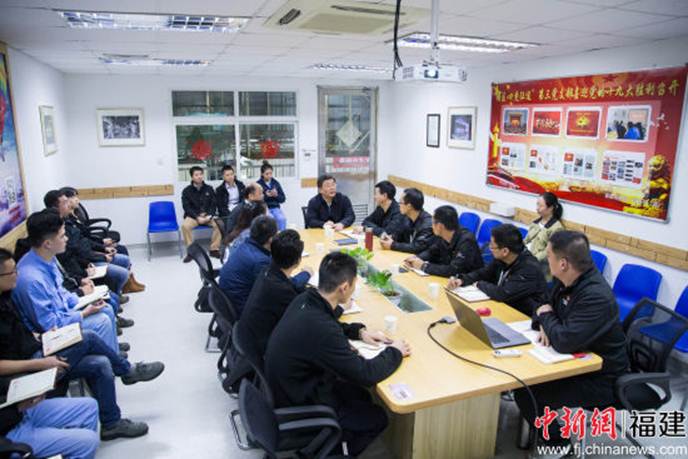 1511934151772757.jpg 說明: 黃莼來到福建奔馳汽車有限公司,與車間班組的一線員工互動交流,面對面宣講黨的十九大精神。李南軒 攝