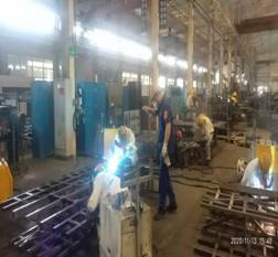 1607733947408666.jpg 一班班長葉勝明、二班班長李明華緊盯焊接質量和設變試裝(2)