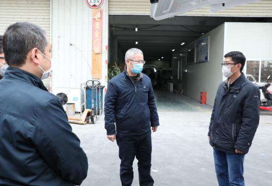 1592471565396156.jpg 郭夕濤向總經理劉志軍匯報車輛狀況