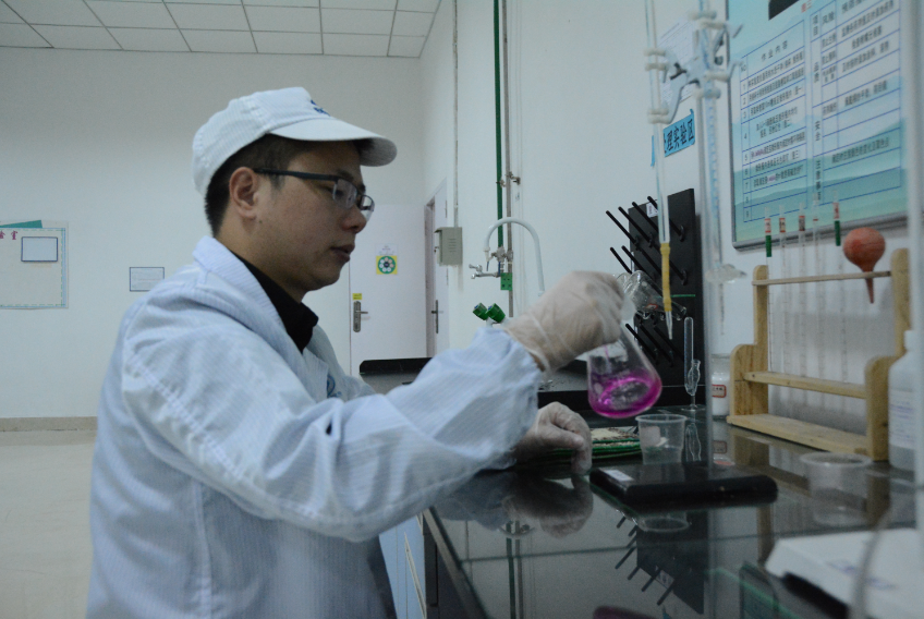 1588174504780207.png 2015年7月、新龍馬汽車涂裝車間實驗室、高孔長利用周末時間,認真鉆研前處理線滴定檢測技術,提升生產品質。.png