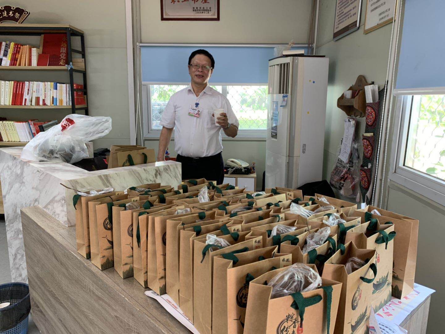 1559705501139006.jpg 呂總助包粽子1.jpg