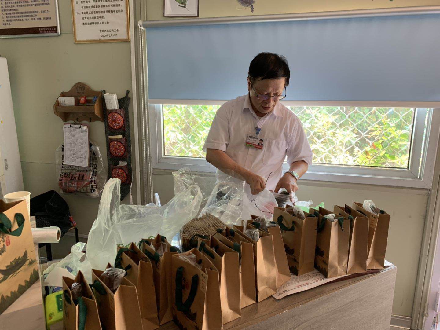 1559705594260574.jpg 呂總助包粽子2.jpg